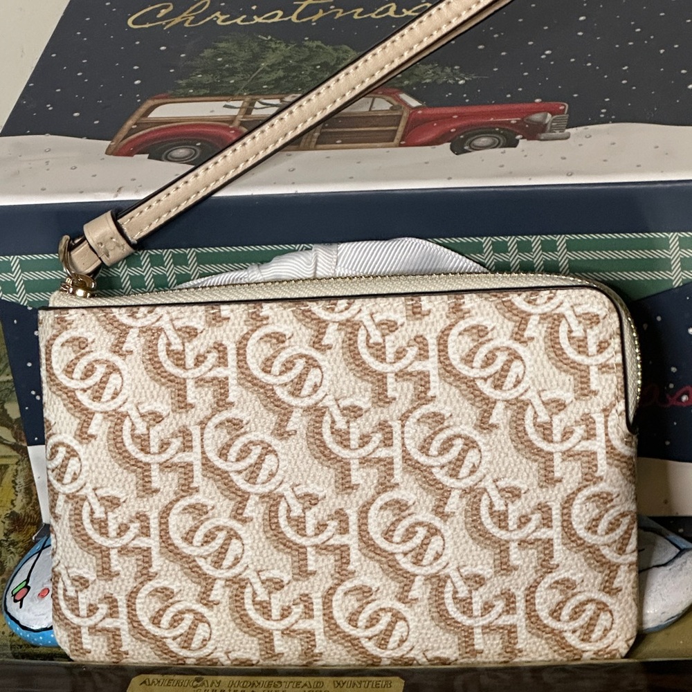 NWT Coach Corner Zip Wristlet. Retail $110.00 - Picture 3 of 5